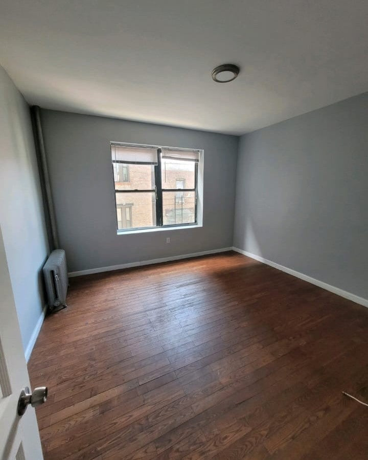 Se alquila habitación en buena zona y cerca del tren.