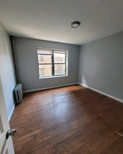 Se alquila habitación en buena zona y cerca del tren.