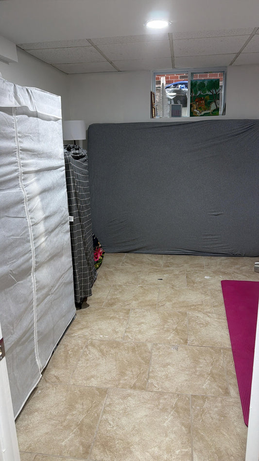 Se alquila habitación para mujer.