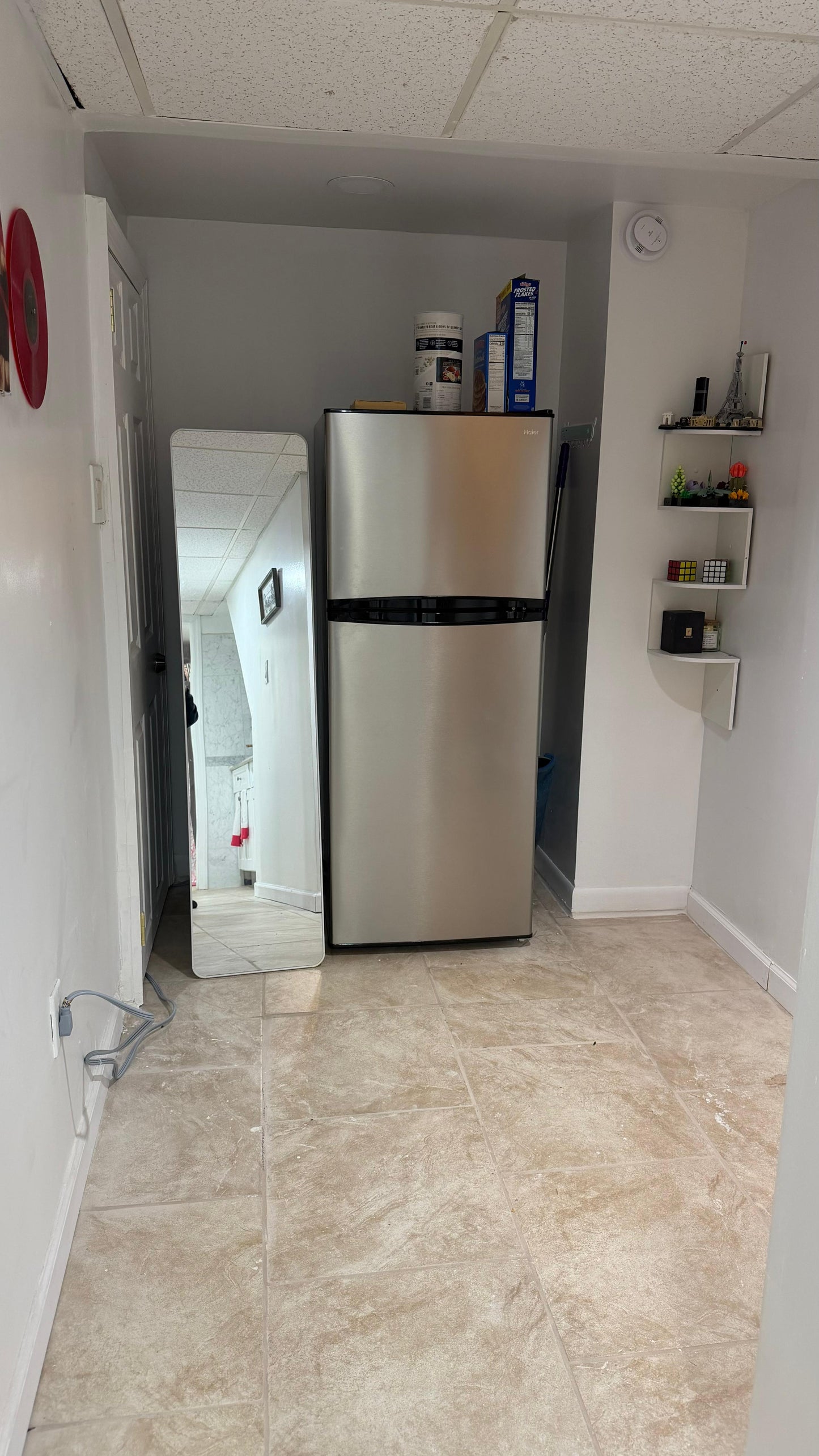 Se alquila habitación para mujer.