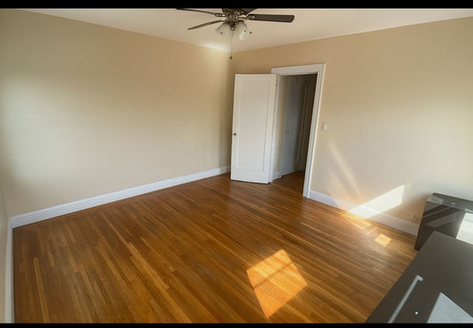 Oportunidad en Forest Hills: Cuarto Amplio, Súper Ubicación, Solo Compartido con 1 Persona — Disponible 1 de Enero