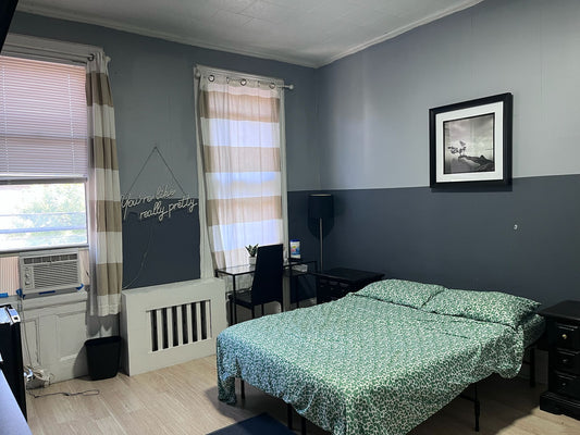 Habitación privada grande cercas del transporte público,area muy tranquila,vecinos muy agradables.