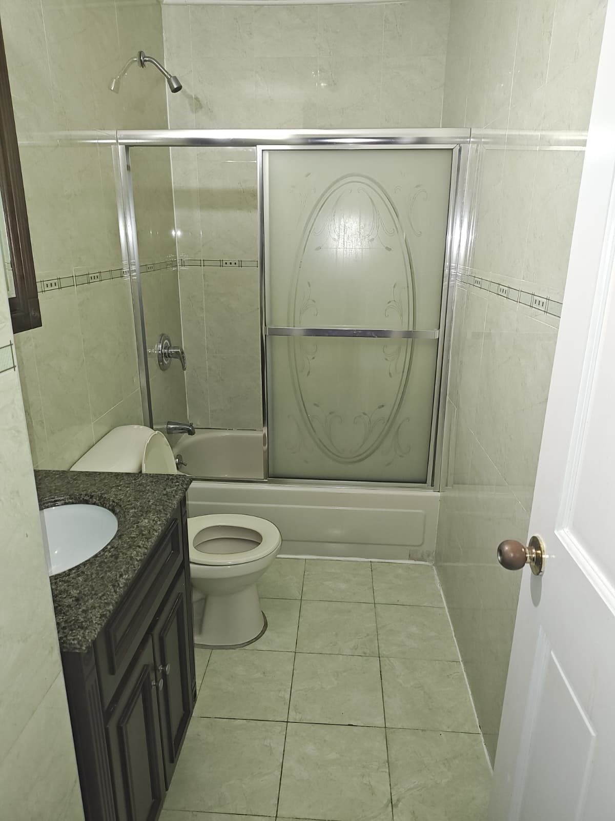 Corona-Queens, cerca de todo.