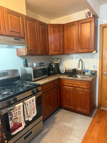 Habitación cómoda y amplia con depósito flexible en Kew Gardens Hills