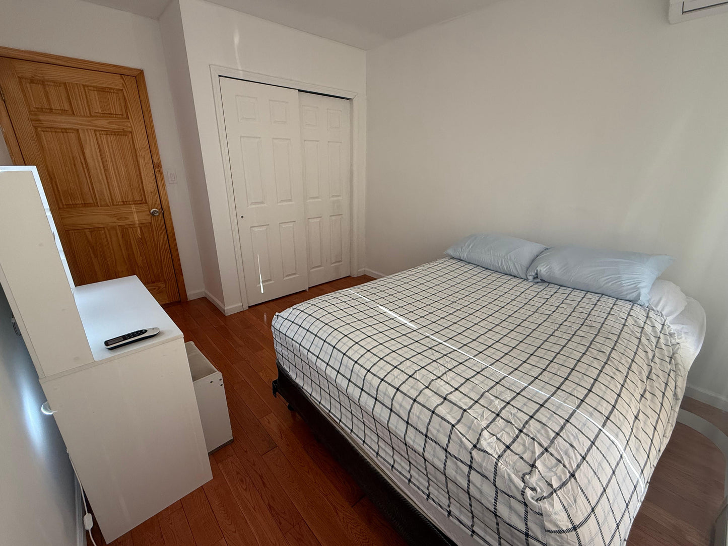 Habitación cómoda y amplia con depósito flexible en Kew Gardens Hills