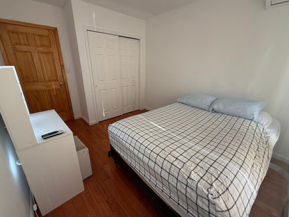 Habitación cómoda y amplia con depósito flexible en Kew Gardens Hills