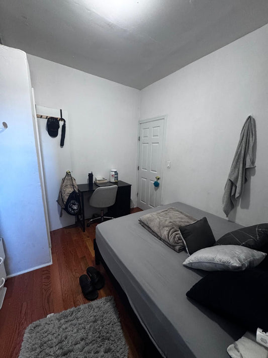 Habitación amplia y luminosa disponible