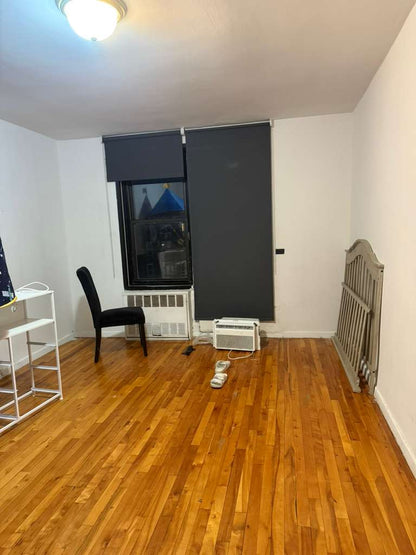 Habitación cerca de autobús y tren.