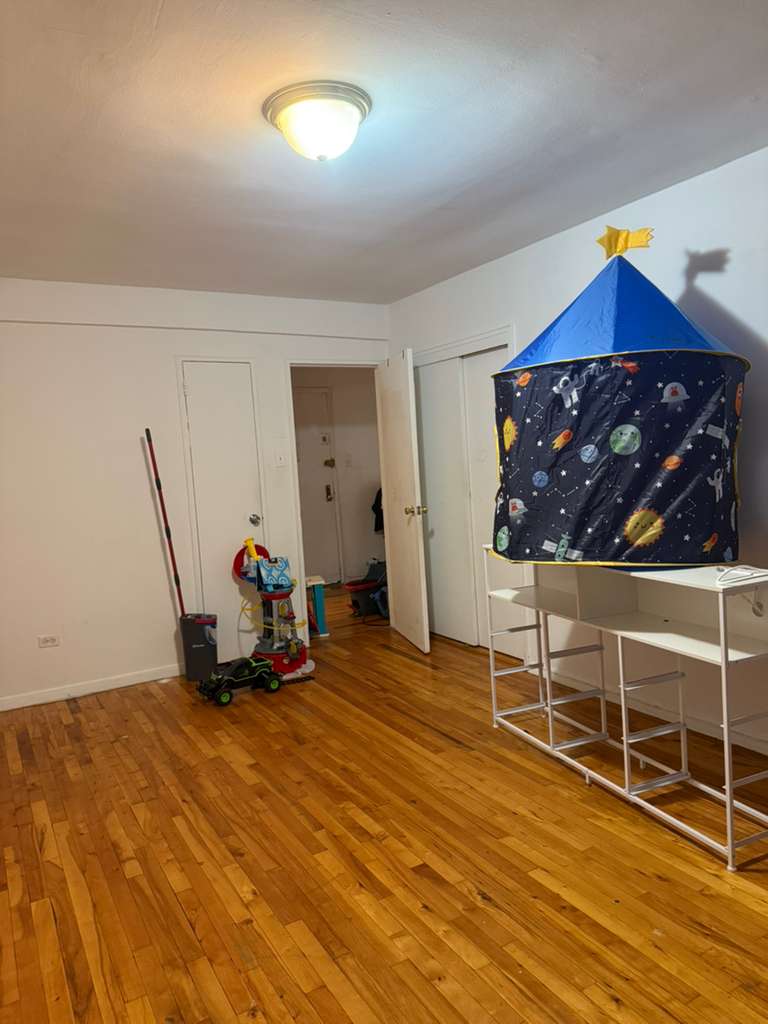 Habitación cerca de autobús y tren.