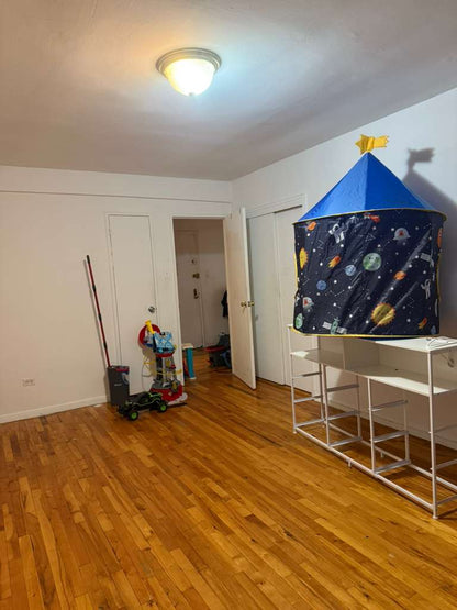 Habitación cerca de autobús y tren.