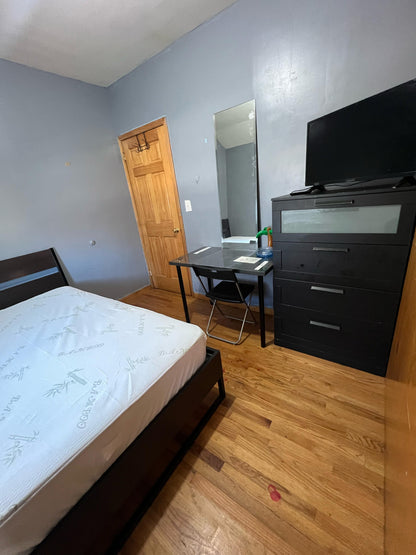 ¡Habitación en alquiler en Elmhurst!