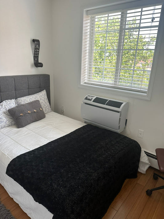 ¡Se alquila bonito cuarto con baño privado en Kew Gardens Hills!