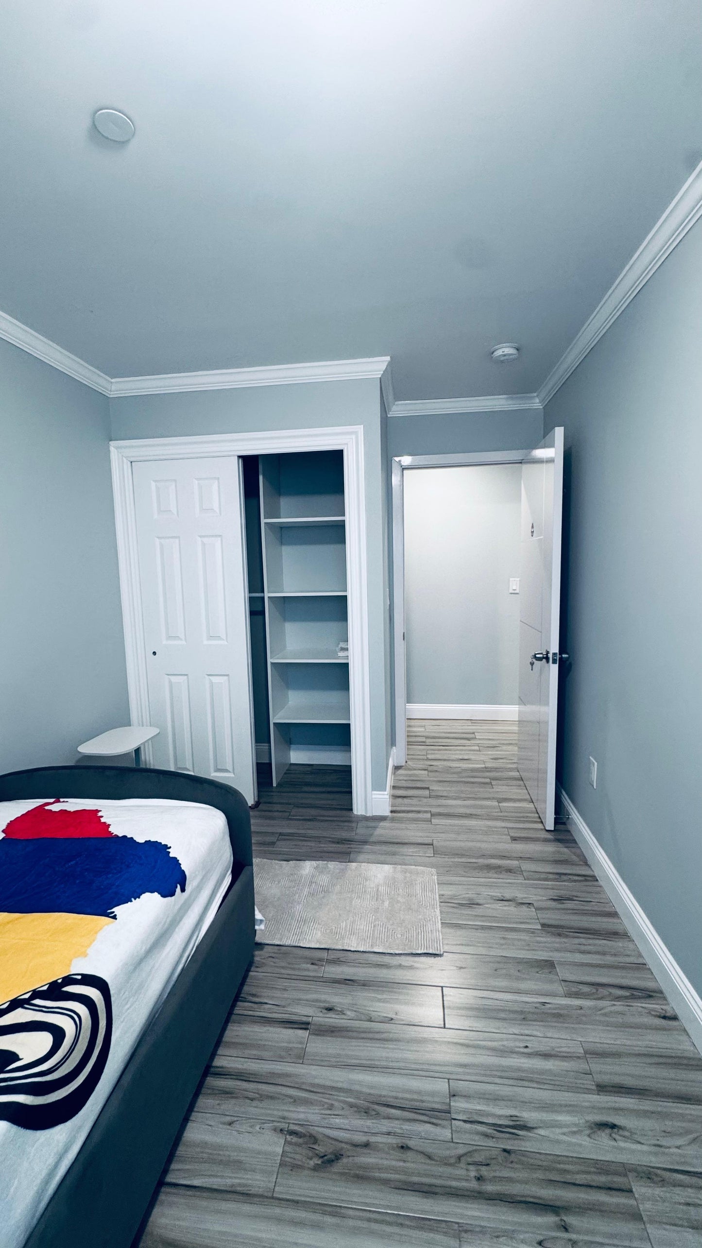 Habitación amueblada en St. Albans, a 10 minutos del aeropuerto JFK, fácil acceso.