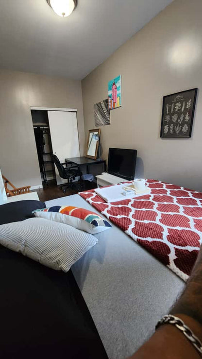 Amplia habitación amueblada en el corazón de Brooklyn. Acceso a varias líneas de tren.