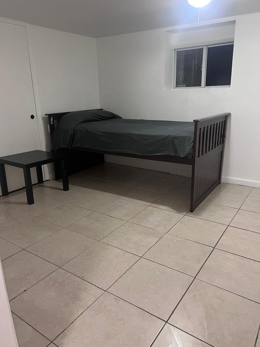 Habitación privada en Basement compartido con un caballero respetuoso.