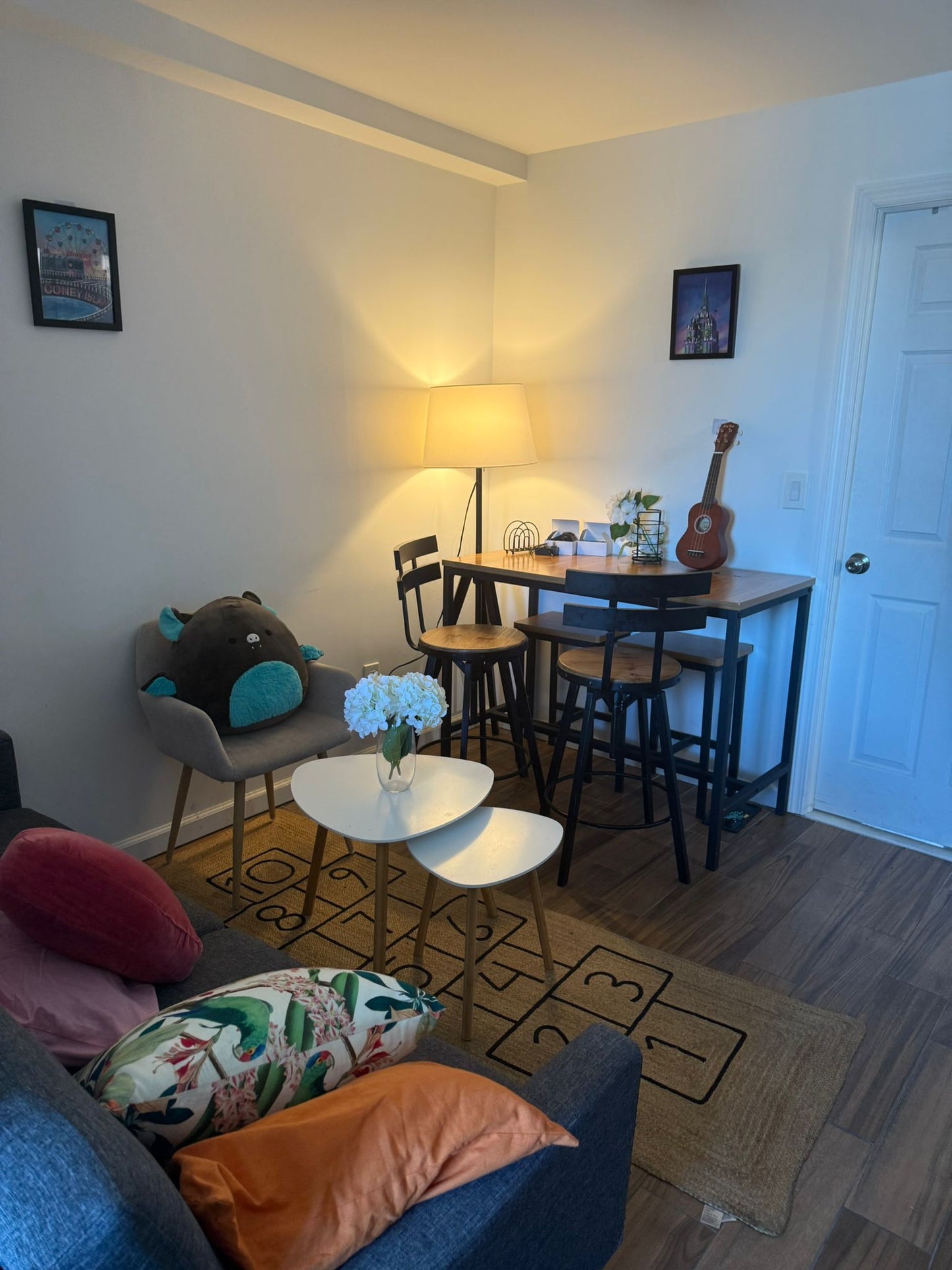 Estoy buscando un compañero de piso (una persona) en un apartamento limpio y nuevo, a una cuadra del metro R,M,E.