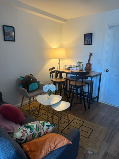 Estoy buscando un compañero de piso (una persona) en un apartamento limpio y nuevo, a una cuadra del metro R,M,E.