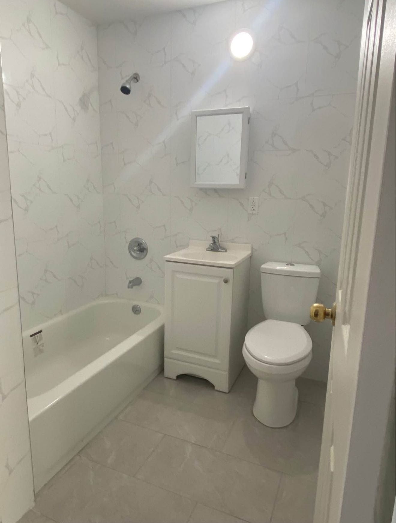 Estoy buscando un compañero de piso (una persona) en un apartamento limpio y nuevo, a una cuadra del metro R,M,E.