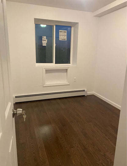 Estoy buscando un compañero de piso (una persona) en un apartamento limpio y nuevo, a una cuadra del metro R,M,E.