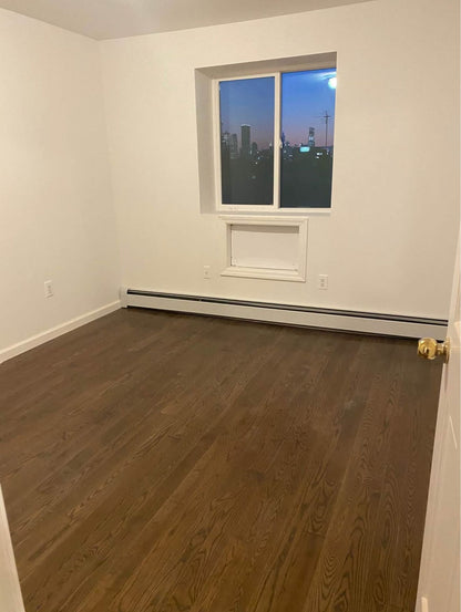 Estoy buscando un compañero de piso (una persona) en un apartamento limpio y nuevo, a una cuadra del metro R,M,E.