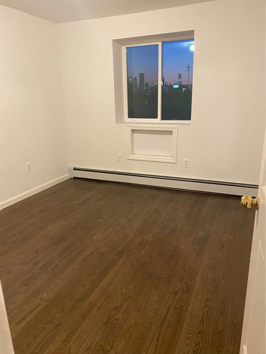 Estoy buscando un compañero de piso (una persona) en un apartamento limpio y nuevo, a una cuadra del metro R,M,E.